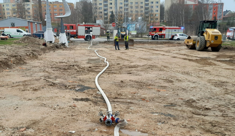 V Jablonci evakuovali hasiči desítky lidí kvůli překopnutému potrubí. Únik naštěstí zastavili