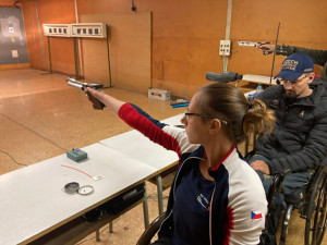 Covid Elišku upoutal na vozík a připravil i o sluch. Nechci se vzdát, říká šestadvacetiletá zdravotní sestřička