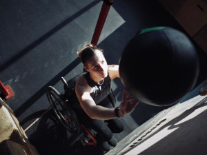 Covid Elišku upoutal na vozík a připravil i o sluch. Nechci se vzdát, říká šestadvacetiletá zdravotní sestřička