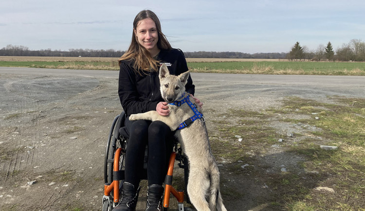Covid Elišku upoutal na vozík a připravil i o sluch. Nechci se vzdát, říká šestadvacetiletá zdravotní sestřička.
