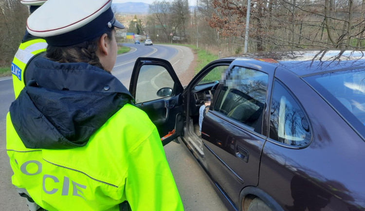 Velikonoční akce policie v Karlovarském kraji: několik řidičů pod vlivem drog nebo alkoholu