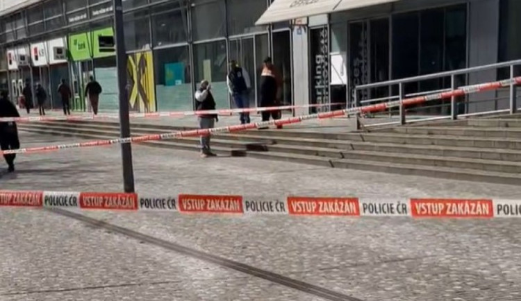 Útočník v Praze pobodal muže a utekl. Pátraly po něm desítky policistů