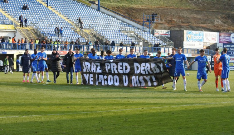 Společně na derby. Fanoušci Slovanu jedou do Jablonce autobusy, před odjezdem se potkají s hráči
