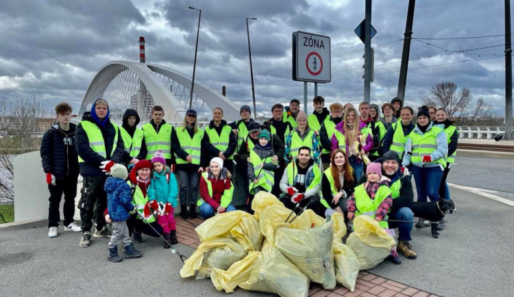 S jarem přichází úklidové akce po celé České republice, jen z McDonald’s se zapojilo na 90 dobrovolníků.
