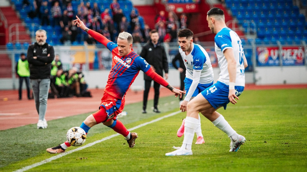 Fotbalisté Plzně prohráli v Ostravě 1:2 a na vedoucí Spartu ztrácejí osm bodů