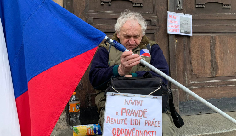 VIDEO: Před Strakovkou jsou stále demonstranti požadující demisi vlády