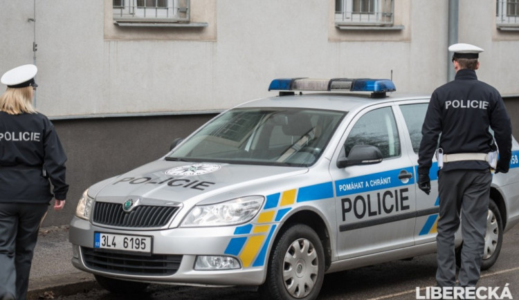 Řidič ve Vesci srazil chodce a ujel. Pátrá po něm policie