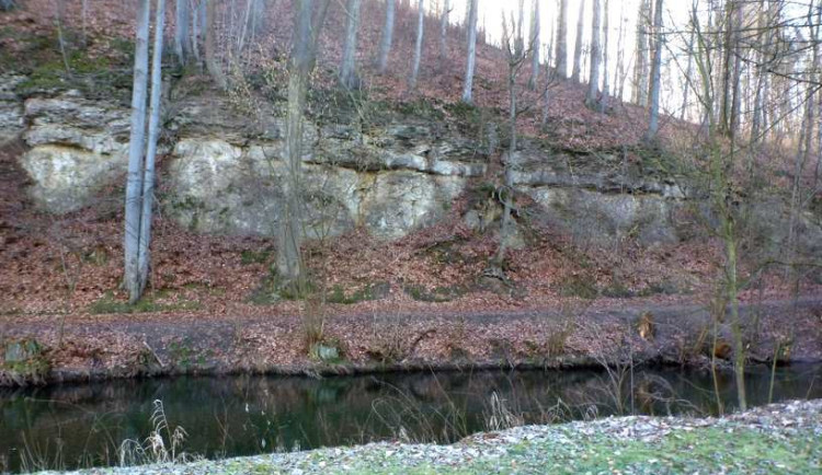 V Dolánkách začíná sanace skal na oblíbené stezce k Zrcadlové koze