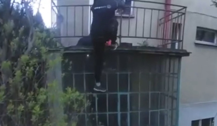 Zloděj se vloupal do domu. Stihl ukrást polštář a hodiny, pak ho dopadla policie