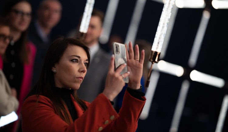 Čeští skláři zaujali v italském Milánu netradičním křišťálovým svítidlem