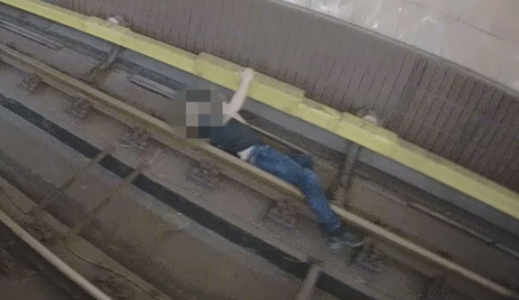 Muž se pohádal s mámou. Pak skočil do kolejiště metra a chtěl se nechat přejet