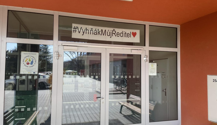 Alkohol ve škole a nejasné zakázky. Ředitel dostal padáka, základka ho brání