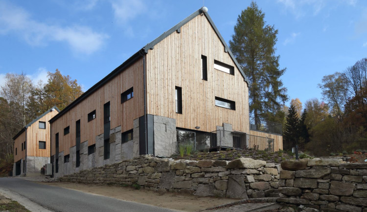 Rodinné bydlení zakousnuté do skály najdete ve Starém Harcově