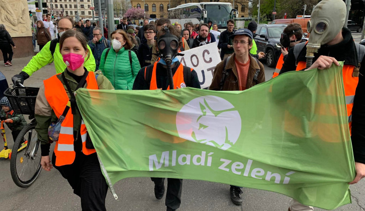VIDEO: Třicítkáři pokračují v protestech. Tentokrát oblékli plynové masky