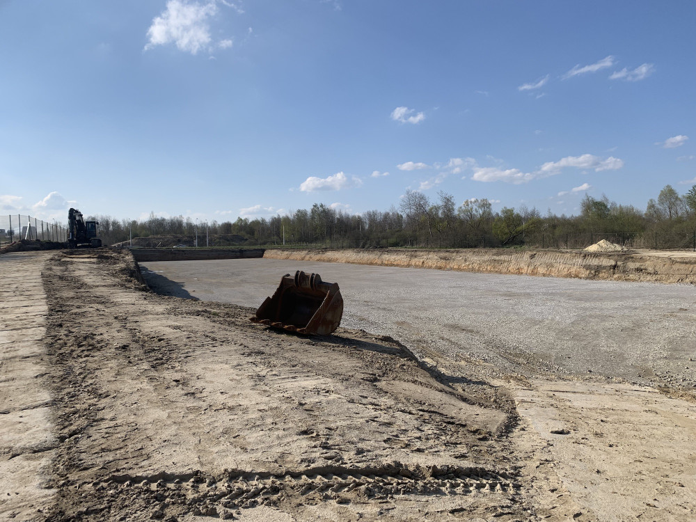 Jáma vznikla u propojky mezi sídlišti Máj a Vltava.