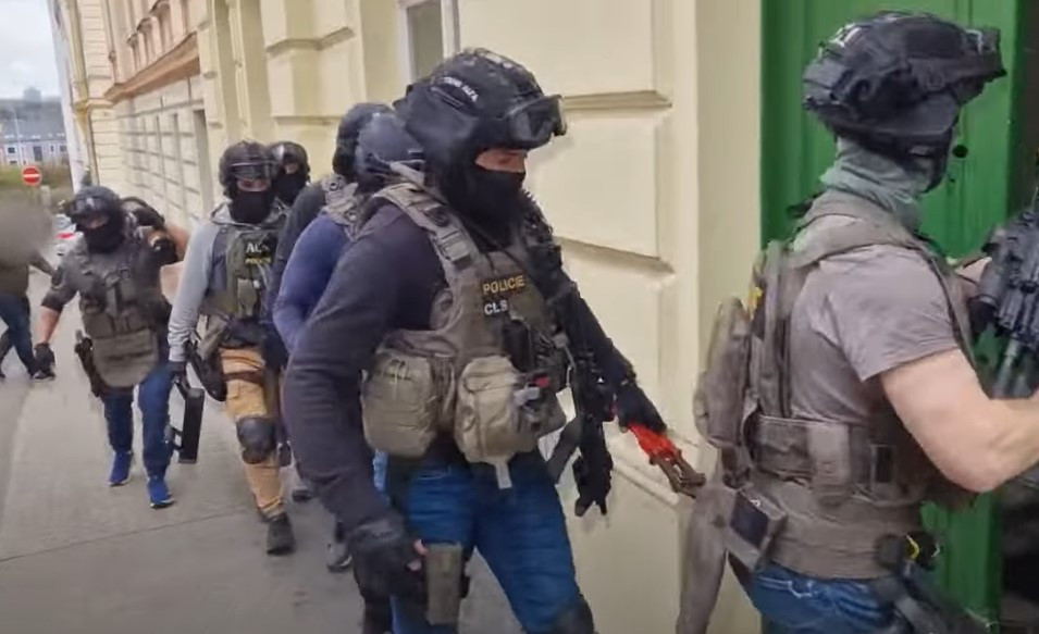 VIDEO: Kriminalisté chytili za jeden týden dva dealery, kteří drogami zásobovali Prahu