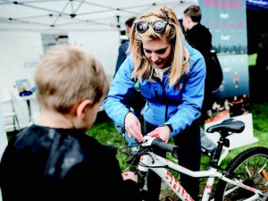 Specifické piktogramy a přímočará sdělení. Projekt Na kole jen letos rozšířil kampaň o jasně definované problémy cyklistiky