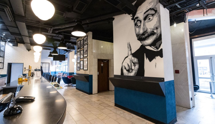 Industriální bar s výhledem na pulsující centrum vrátí hosty do minulosti