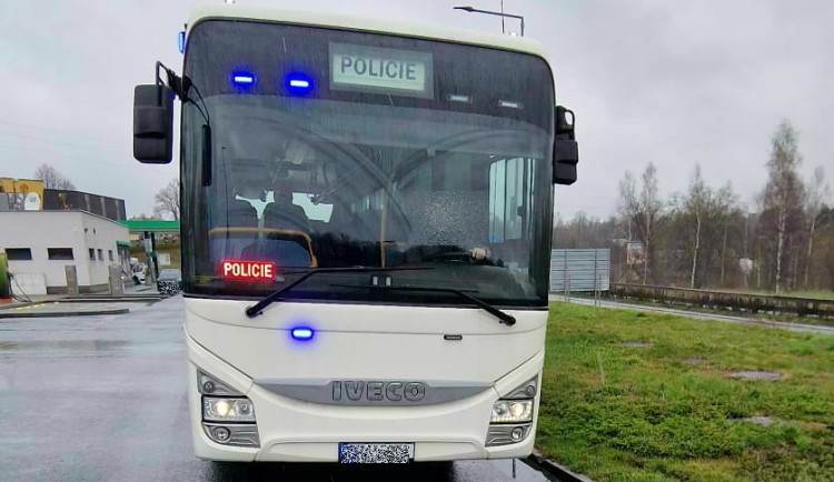 Policie kontrolovala řidiče z autobusu. Odhalila přes čtyři desítky přestupků