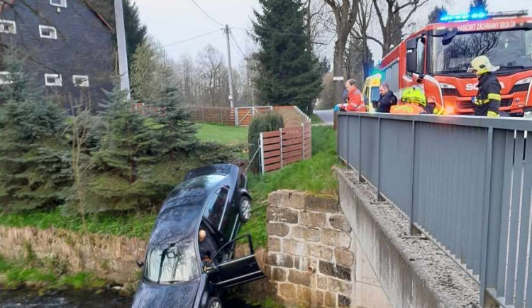 Auto v Krásném Lese sjelo do potoka. Řidič musel ven po žebříku