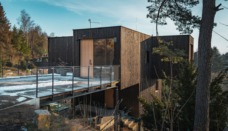 Rodinný dům ve strmém svahu se otáčí do všech stran jako větrník