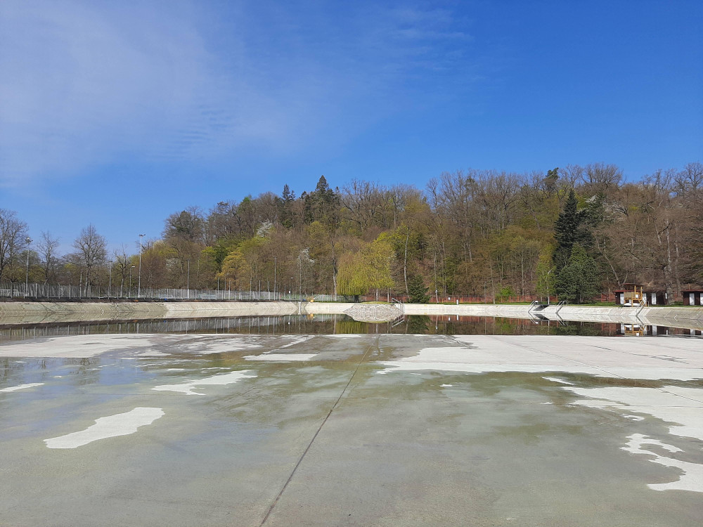 Rokycanské koupaliště se chystá na sezonu, už do něj teče voda z řeky Klabavy