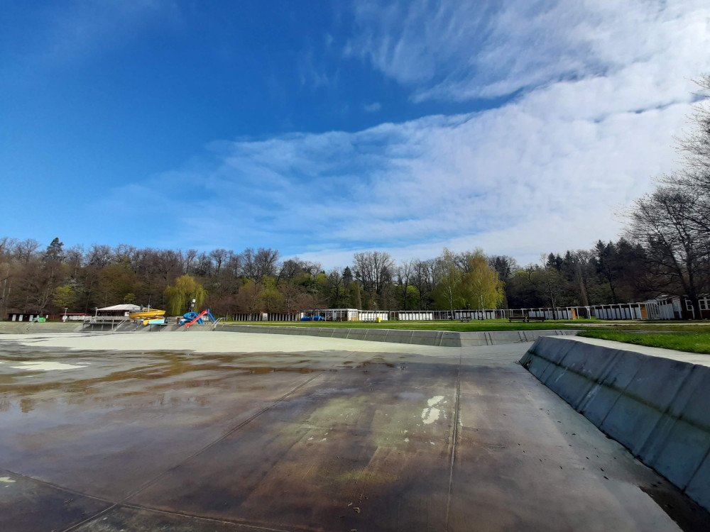 Rokycanské koupaliště se chystá na sezonu, už do něj teče voda z řeky Klabavy