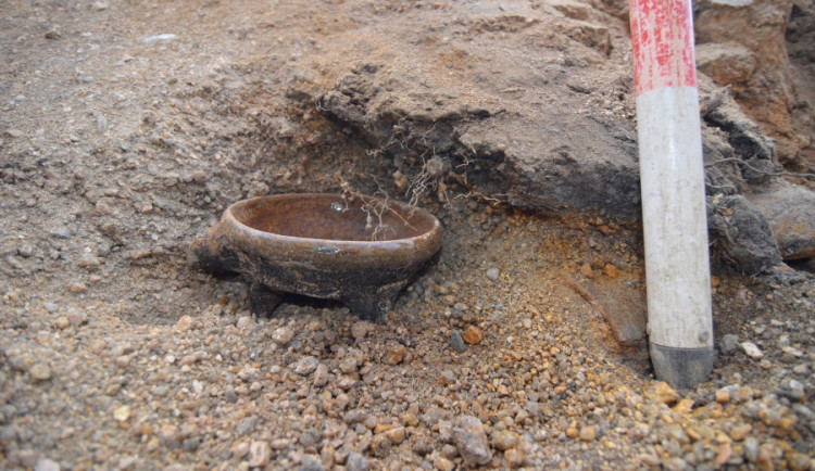Archeologický průzkum v místě stavby parkovacího domu u krajského úřadu. Našli zbytky náhonu i kuthan