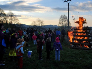 Čarodějnicemi dnes v Česku začíná grilovací sezona, oblibě se opět těší špekáčky