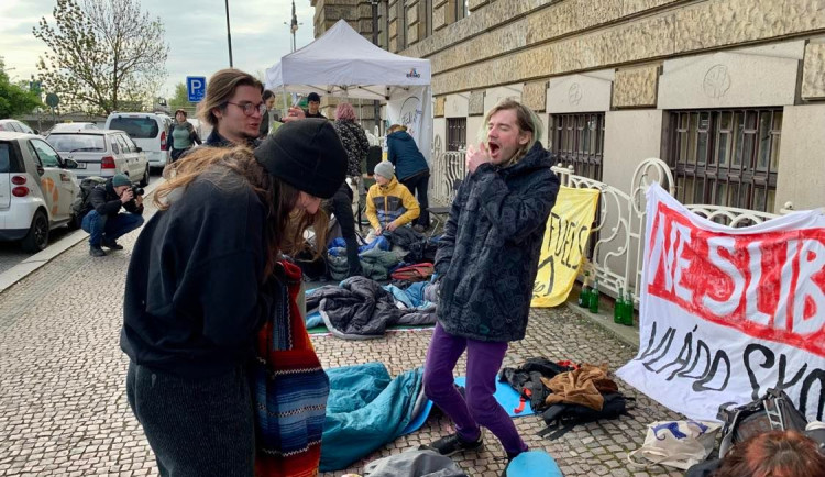 VIDEO: Studentští aktivisté za klima, kteří prošli Prahou, nocovali před ministerstvem