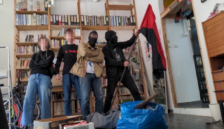 Prahou prošel průvod anarchistů. Kritizovali kapitalismus, vládu i Putina