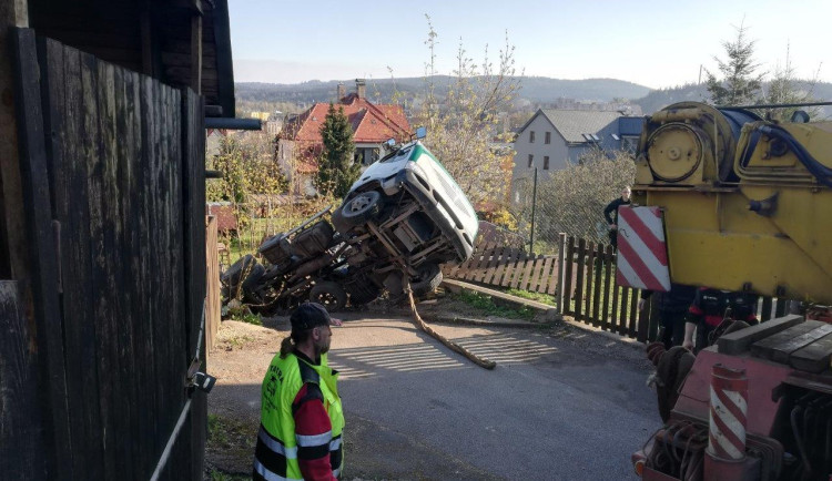 Bagr se zřítil z náklaďáku do kolejiště, vyprostili ho drážní hasiči