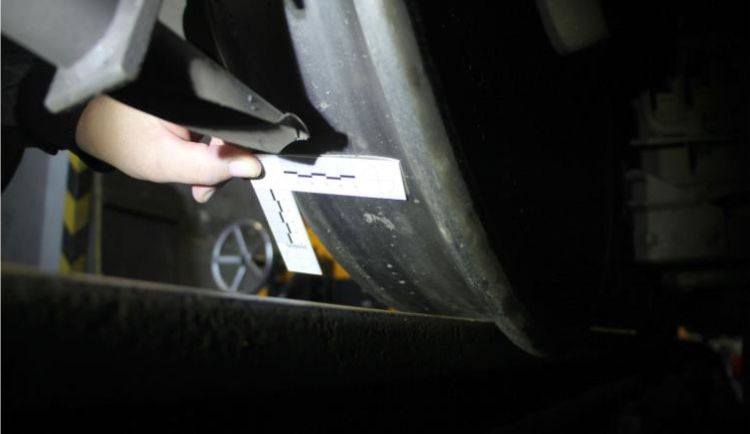 Do kamení nedaleko nádraží v Liberci najel vlak s padesáti lidmi. Policie hledá pachatele