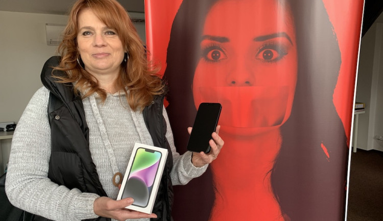 Vůbec jsem to nečekala, raduje se Simona Cháberová. S Drbnou vyhrála iPhone 14.