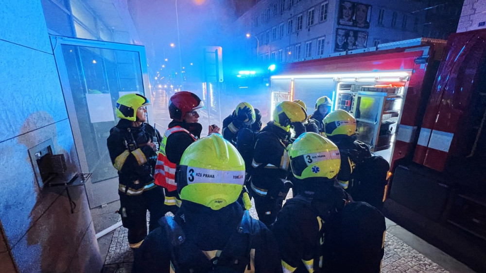 V garážích hořelo elektroauto. Policie kvůli úniku zplodin uzavřela ulici