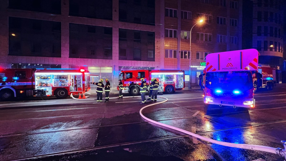 V garážích hořelo elektroauto. Policie kvůli úniku zplodin uzavřela ulici