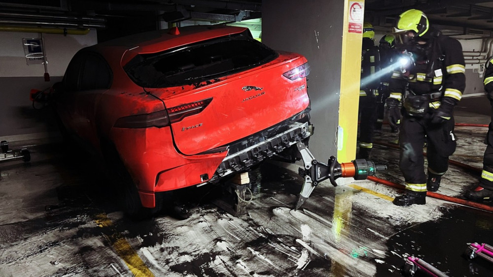 V garážích hořelo elektroauto. Policie kvůli úniku zplodin uzavřela ulici