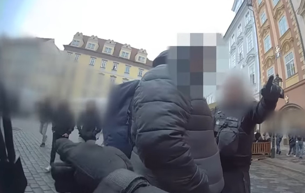 VIDEO: Muž žebral v centru Prahy. Strážníci na něj museli použít dvoje pouta