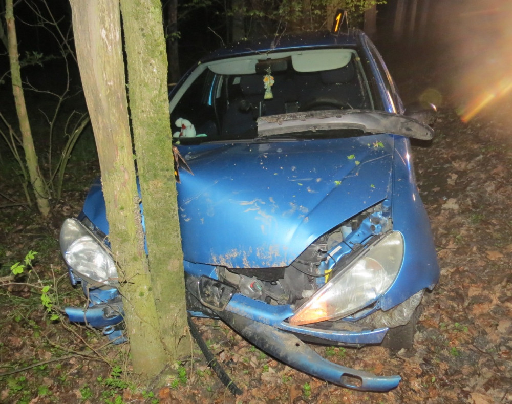 Záchranné složky jely k nehodě řidiče v Peugeotu. Muž nadýchal skoro 2,5 promile a skončil na záchytce