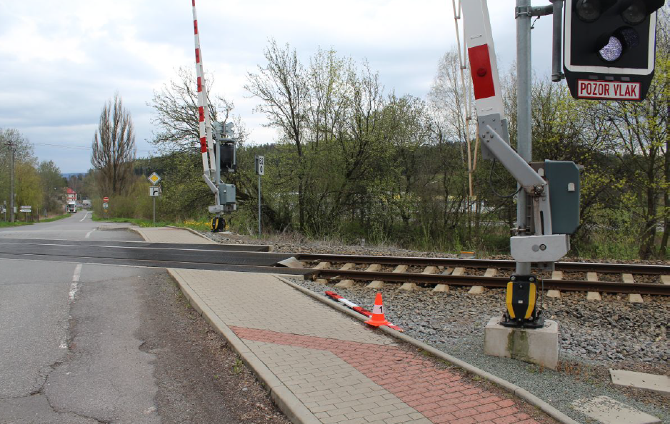 Řidič prorazil závoru u přejezdu a z místa ujel. Pátrá po něm policie