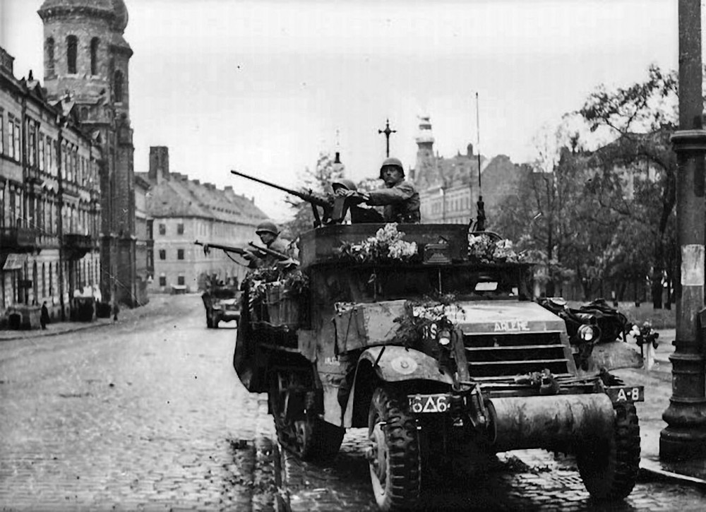 Američané přijeli do Plzně obsazené Němci 6. května 1945 v 8.15 ráno. Vypukly dlouhé pouliční boje a začala likvidace fanatických střelců