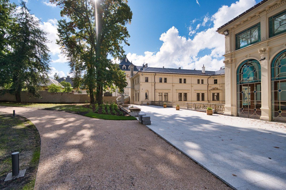 Liberec rozsvítila sto padesát let stará památka. Obnovený Liebiegův palác