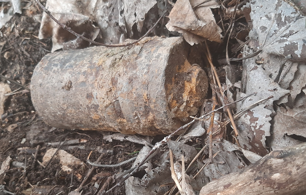 Policie vyjížděla do lesa k nalezené munici. Šlo o granáty z druhé světové války