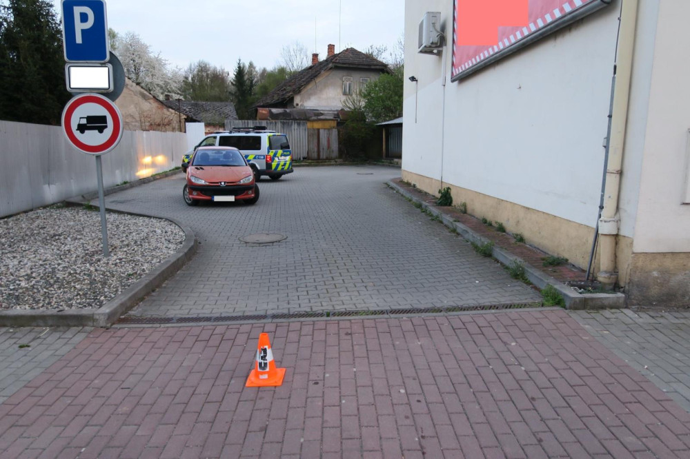 Muž na elektrokoloběžce se zranil při střetu s osobákem. Nikomu neřekl své jméno a odjel, hledá ho policie