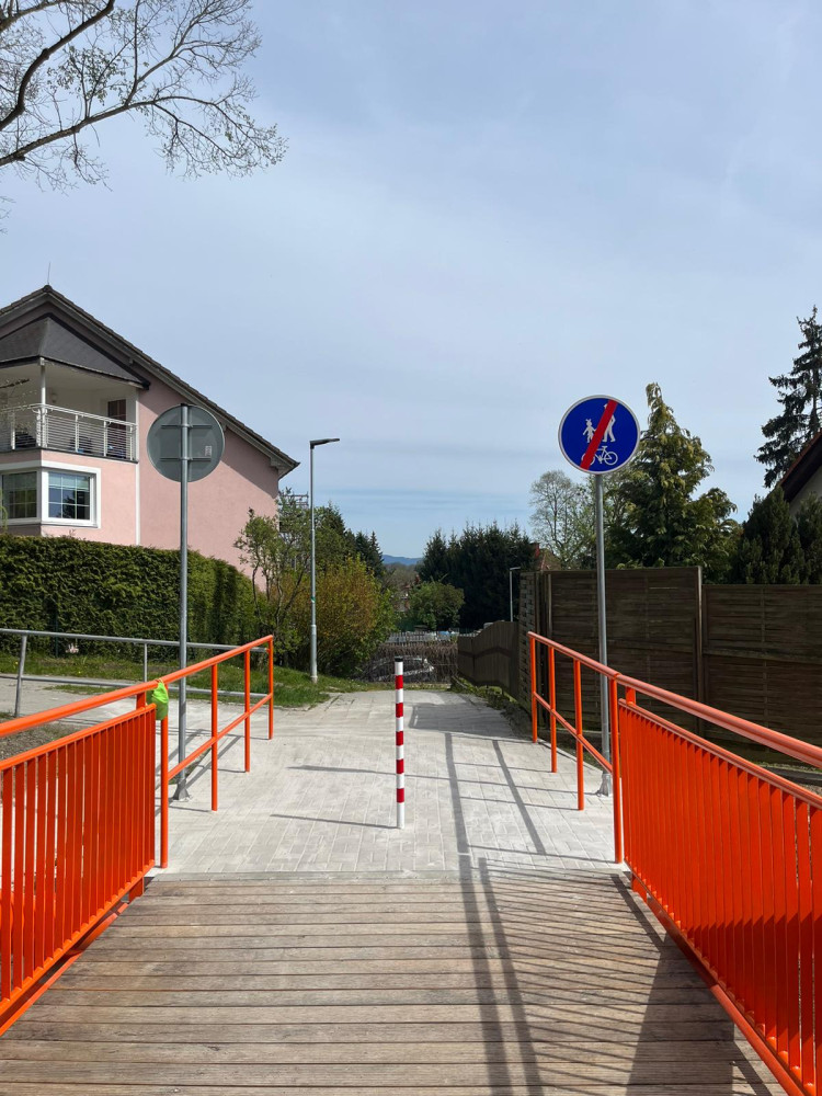 Lávka přes Ašskou ulici v Chebu je hotová