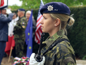 Z charity do armády. Strakonická vojákyně manipuluje s těžkými raketami