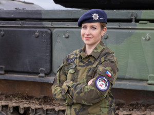 Z charity do armády. Strakonická vojákyně manipuluje s těžkými raketami