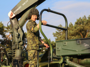 Z charity do armády. Strakonická vojákyně manipuluje s těžkými raketami