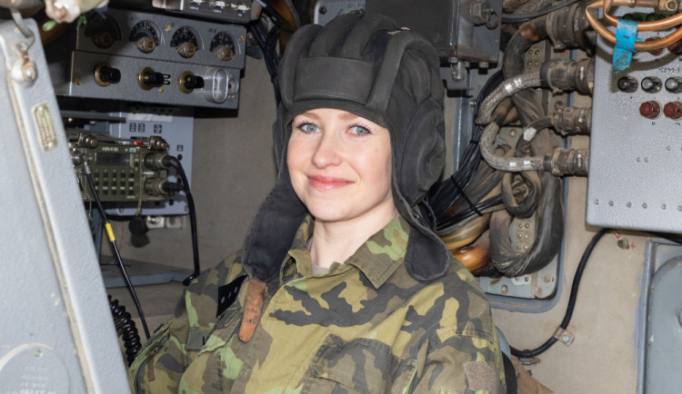Z charity do armády. Strakonická vojákyně manipuluje s těžkými raketami.