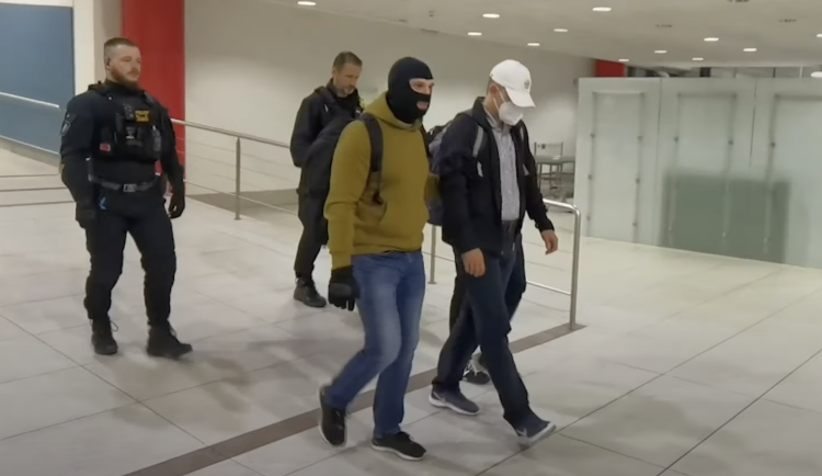 Policisté převezli z Argentiny do Česka muže podezřelého z 15 let staré vraždy.